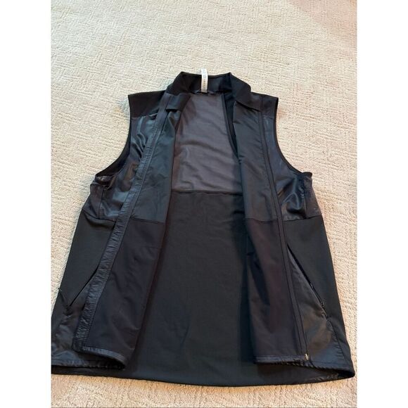 NWOT Men’s Lululemon Lightweight Vest - Picture 8 of 9